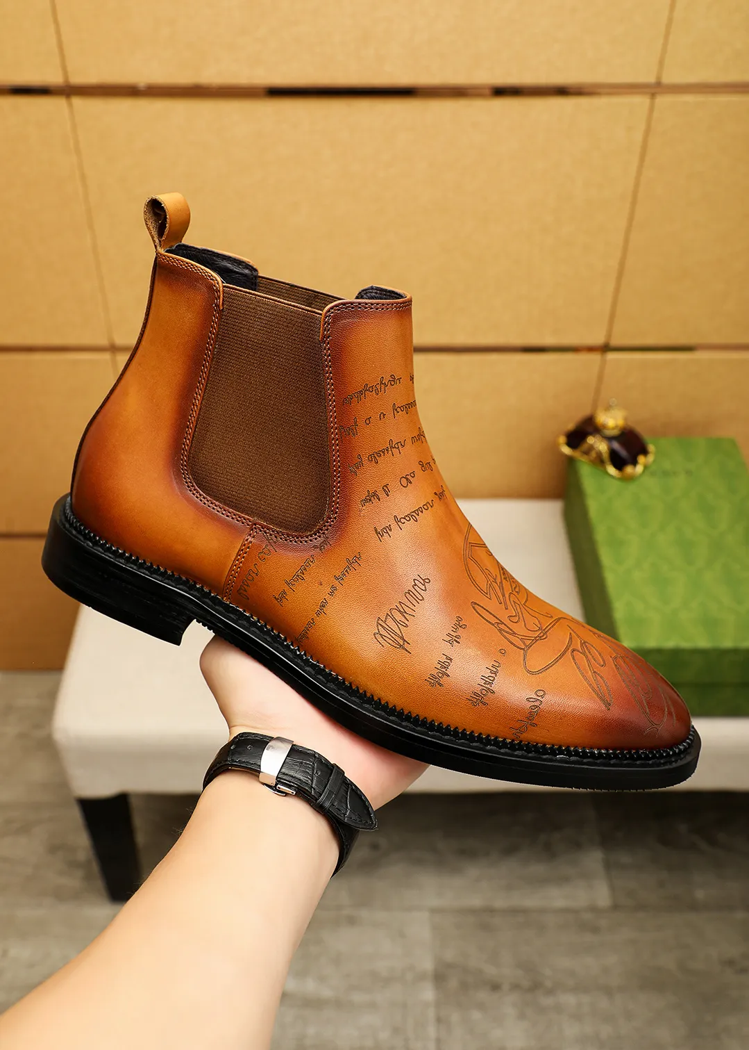 Men's shoes 💰640 💐 Product trademark: GUCCI "Gucci" high-top leather shoes Regular size: 38-44 (37.45.46🉑️Customized) Product materials: Selected imported first-layer calfskin embossed upper + luxury hardware buckle, imported sheep 🐑 leather lining. Strong three-dimensional visual effect, original outsole Color: 3⃣️colors available